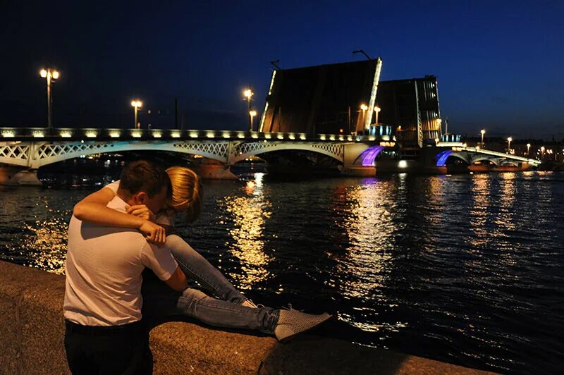 Влюбленные на мосту Питер. Влюблённая пара в Питере. Фотосессия на мосту ночью. Парочка на мосту.