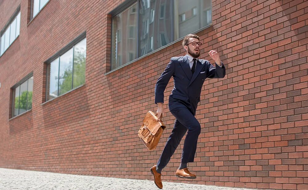 пропустить убежать. спины убегающих. To run away — убежать. мужик убегает спиной. пропустить убежать.