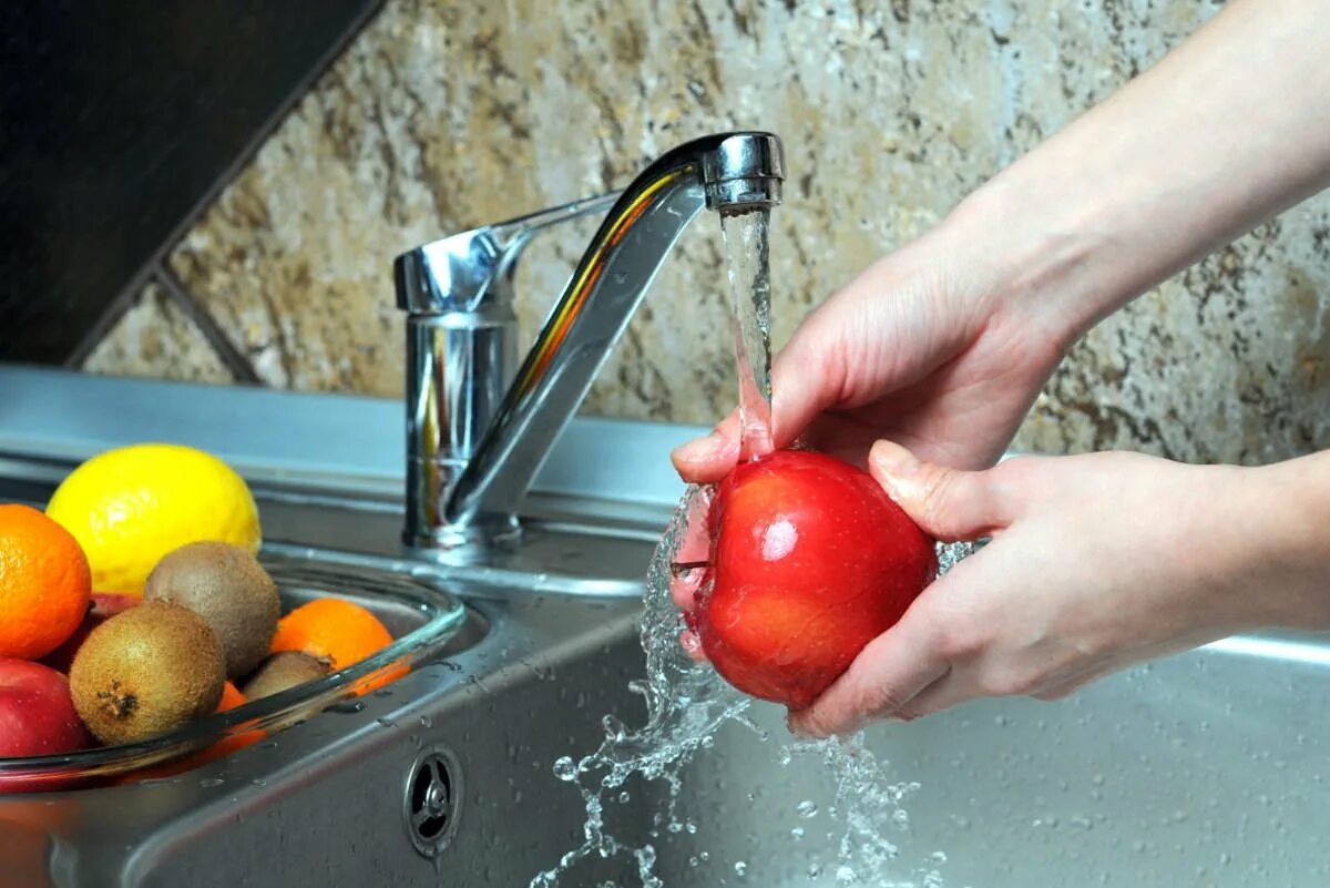 Почему фрукты овощи руки перед едой нельзя. Мытье фруктов. Мытые овощи и фрукты. Мытье овощей. Мытье яблок.