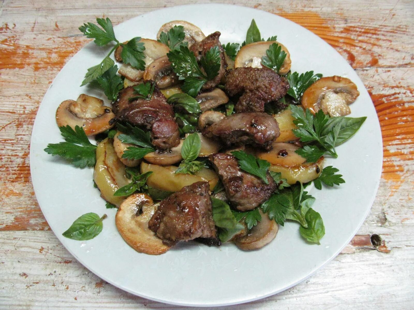 Печень, тушеная с грибами. Печень, тушеная с грибами. Куриная печень с шампиньонами. Печенка с грибами. Печенка с грибами.