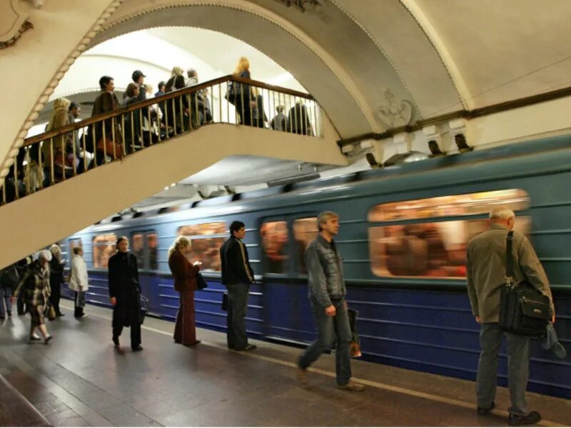 Метро начало работать. Станции метро с людьми москва. метро люди на платформе. метро покровская в москве. дети в метро москва.