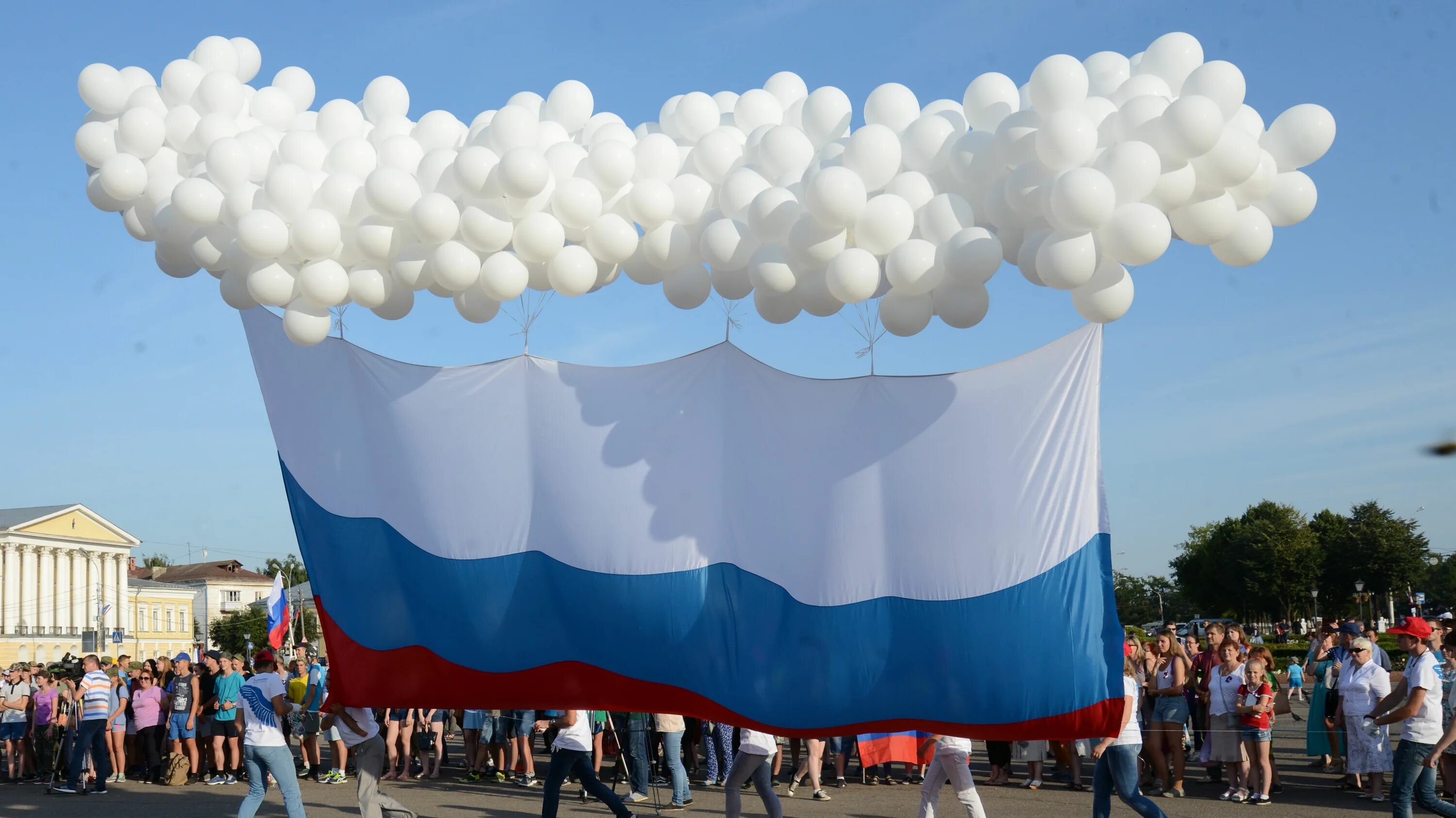 Сцена в Костроме в центре. Идеи праздника на день государственного флага. День государственного флага Сарапул. День государственного флага парки Подмосковья. День флага сценарии