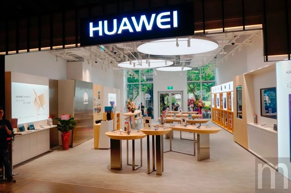 Купить huawei в магазине. Huawei Авиапарк. Huawei Store. Huawei магазин. Фирменный магазин Хуавей.