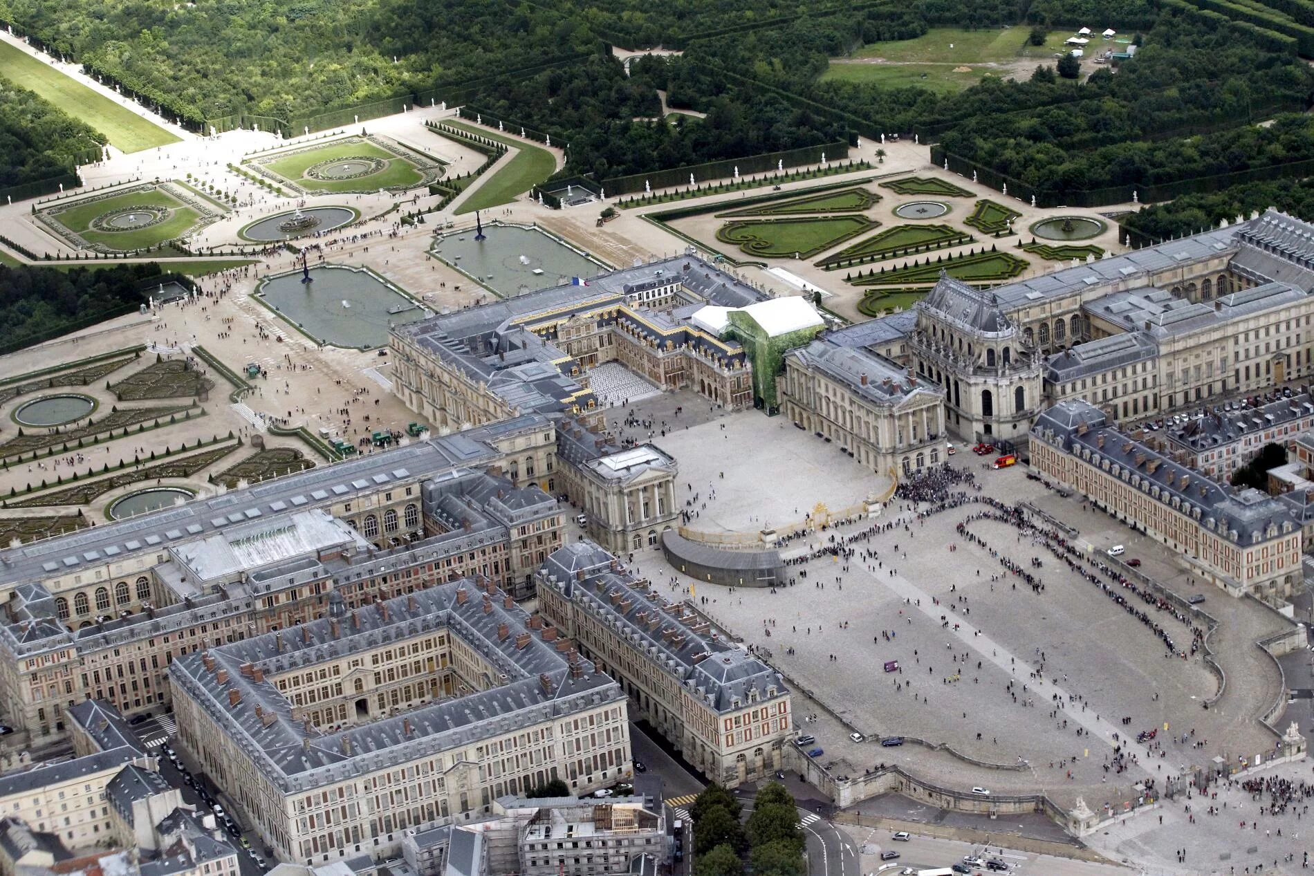 Chateau versailles. Версаль дворец Франция. Ансамбль Версальского дворца. Королевский дворец в Версале. Дворцовый комплекс Версаль.