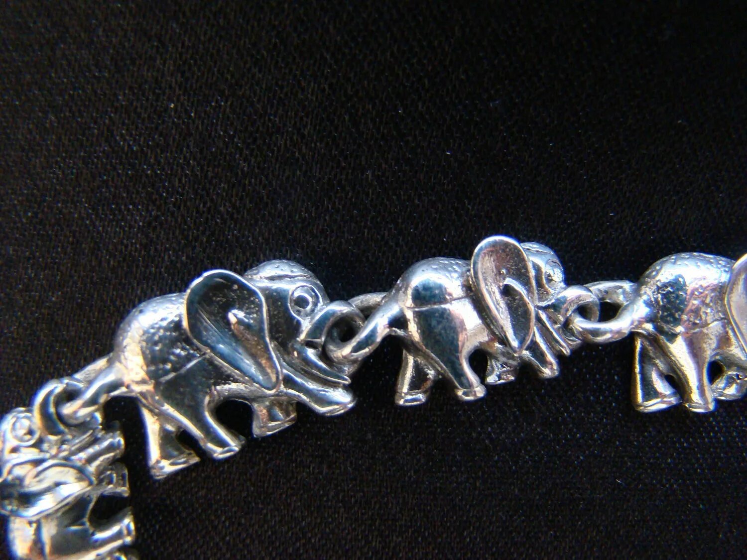 Золотой браслет слоники. Серебряный браслет слоники. Серебряный браслет со слонами. Браслет со слоном. Браслет слоники серебро.