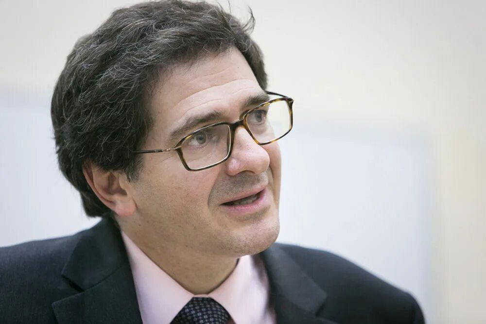 Габриэль атталь представитель правительства франции. Габриэль премьер министр. Габриэль атталь. Эммануэль макрон габриэль атталь. Габриэль атталь.