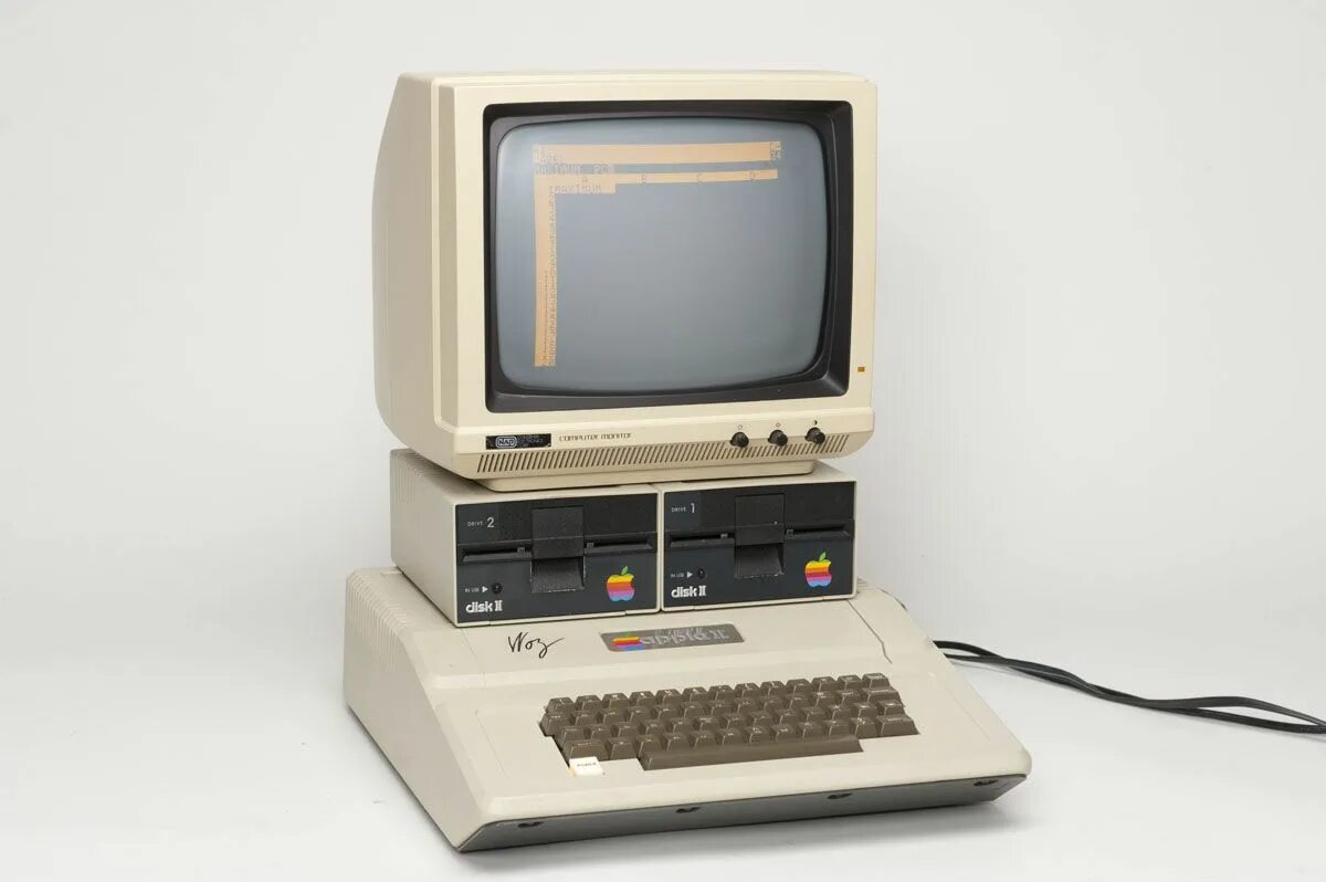 Ibm apple. Apple II 1977. Apple 2 компьютер. Apple 2 компьютер 1977. Первый персональный компьютер Apple 2.