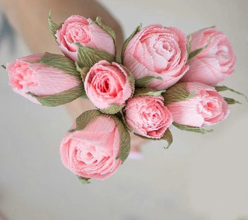 Tsvoric цветы из гофрированной. Розы из гофрированной бумаги. Розы из гофробумаги. Розы из гафрированнойбумаги.