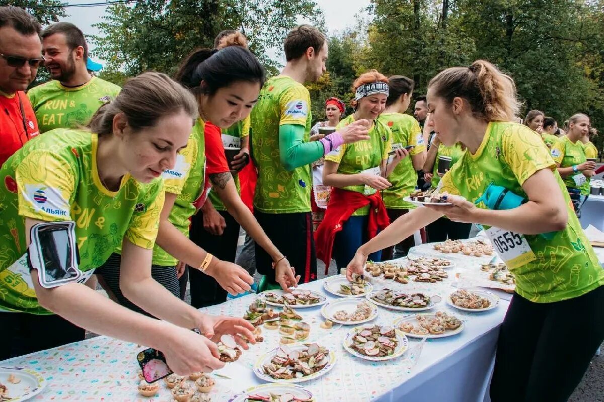 Eating race. Благотворительный гастрономический забег «Run & eat». Run and eat забег медали. Run eat забег 2022. Run and eat забег 2021.