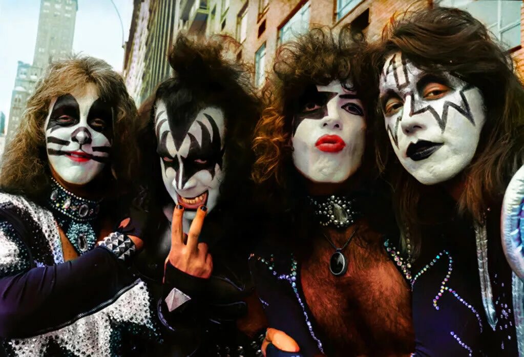 Кис ю. Группа kiss. группа кисс фото. kiss группа 1976. группа kiss фото 1976.