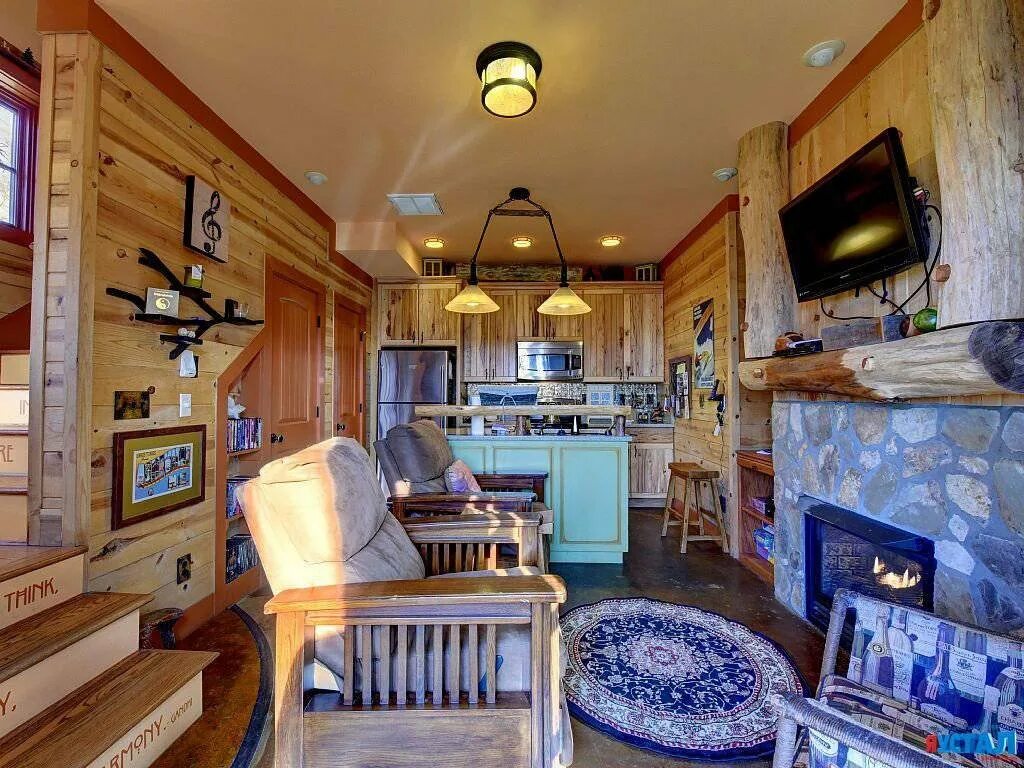 Внутри дома. Домики снаружи и внутри. Маленькие уютные домики внутри. Интерьер деревянного дома. Домики снаружи и внутри.