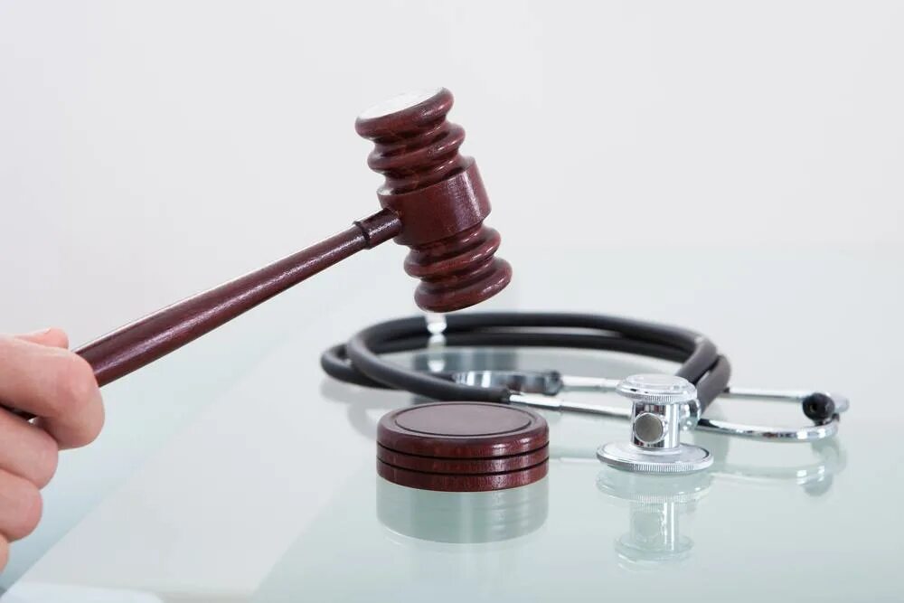 Правовая ответственность врача. Medical laws. Молоток и фонендоскоп. Справедливость врач. Медицина и правосудие.