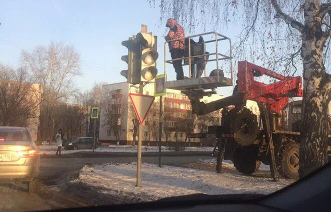 Автомобильный светофор Нижнекамск. Человек чинит светофор. Перекресток юности. Светофор нижнекамск