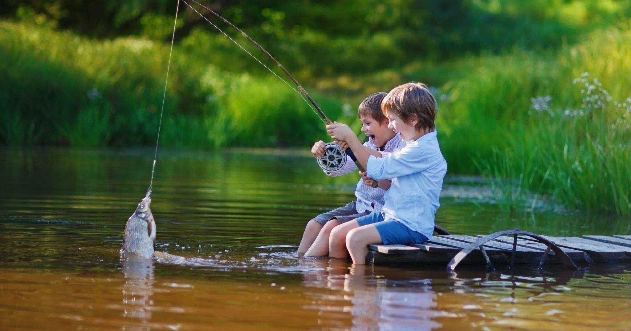 Рыба лове екатеринбург. Лето рыбалка. Рыбалка летом. Мальчик с удочкой. Детская фотосессия рыбалка.