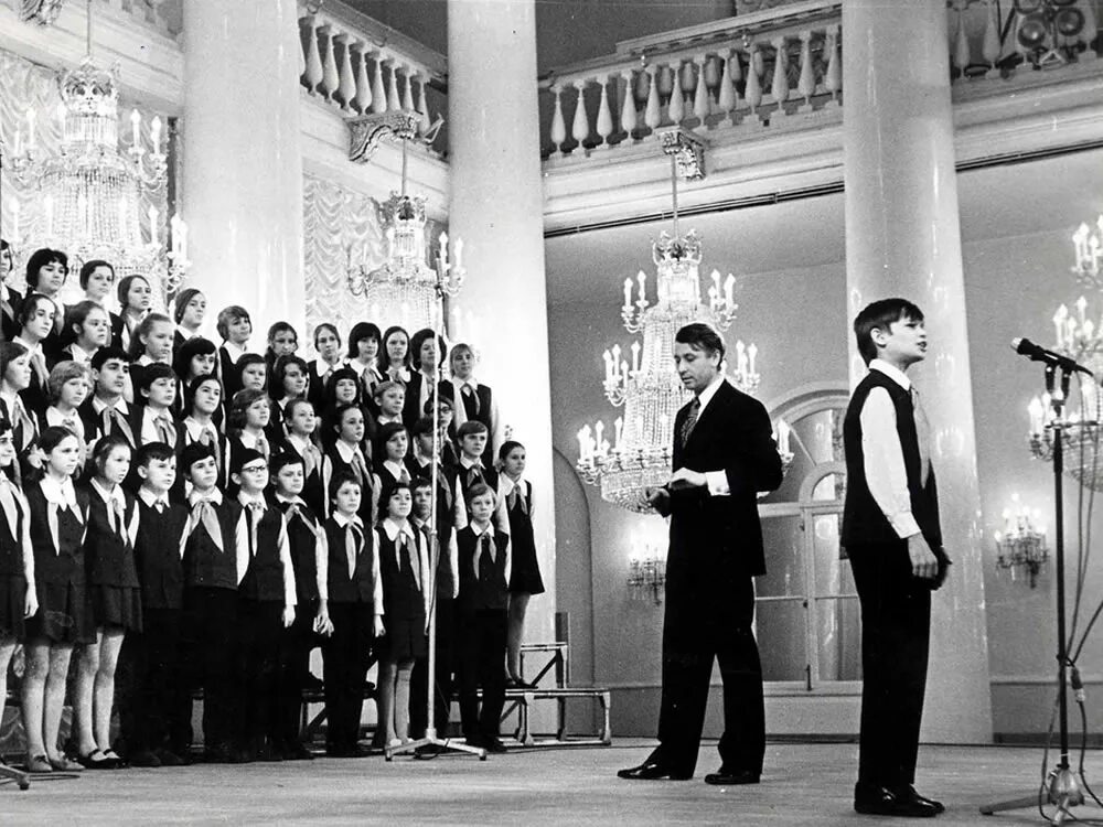 Хор грачева ссср. Галстук для хора. Грачев руководитель детского хора. Хор и ученик. Лицей искусств.