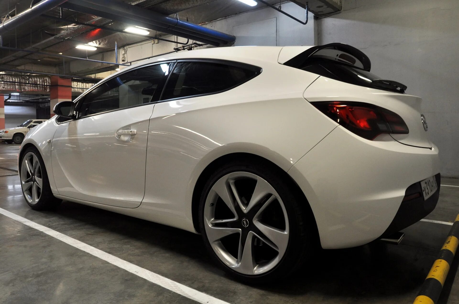 Opel Astra GTC r20. Opel Astra GTC диски r20.