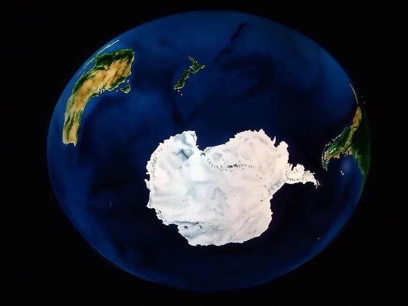 Арктика и Антарктида на глобусе. Земной шар Антарктида. Антарктида на глобусе. Земной шар Антарктика.