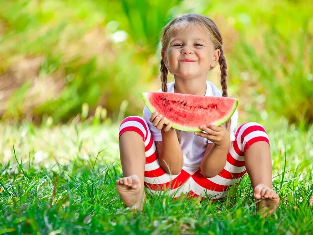 Джаред лето удивлён. Ягоды на прищепках. Джаред лето 1999. Женщина поливает себя лето. Лето солнце дети.