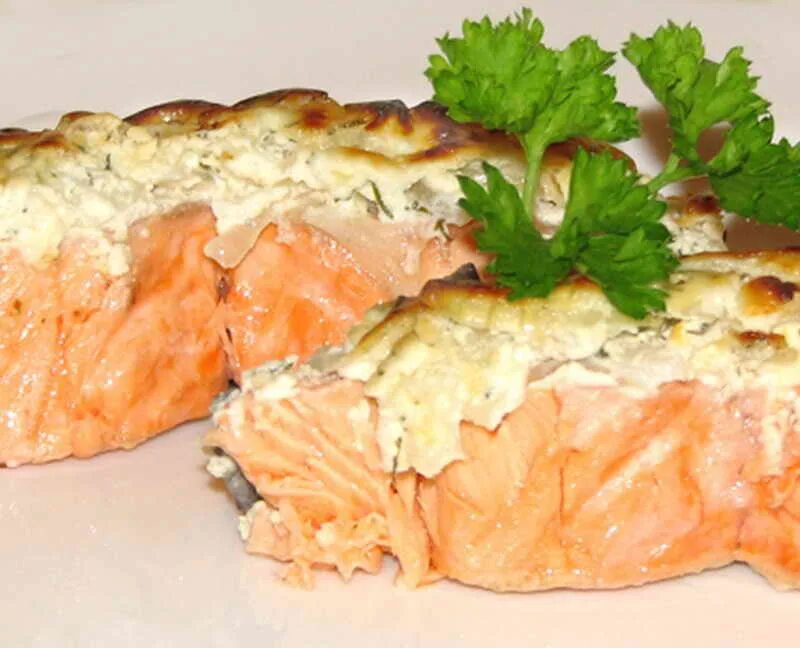 Горбуша с морковью и яйцом. Горбуша под шубой запеченная в духовке. горбуша под сыром в духовке. форель под шубой в духовке. филе горбуши в духовке.