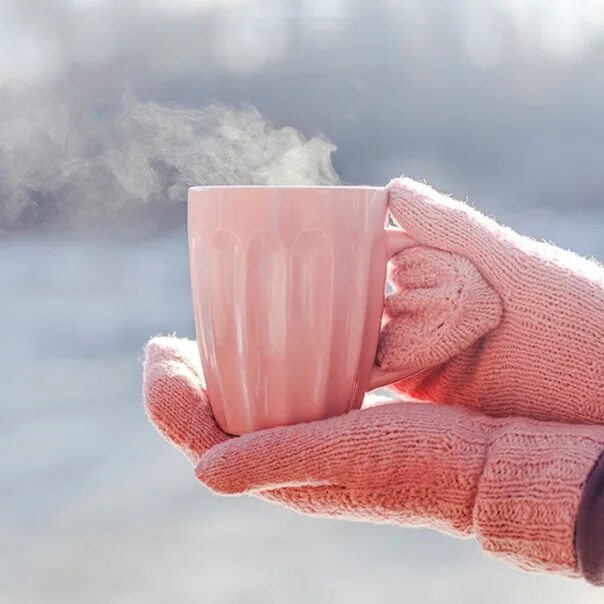 Теплое продолжительное лето и мягкая зима. Тепло ещё теплее. Кофе в варежках. Мягкая зима. Варежки и кофе фото.