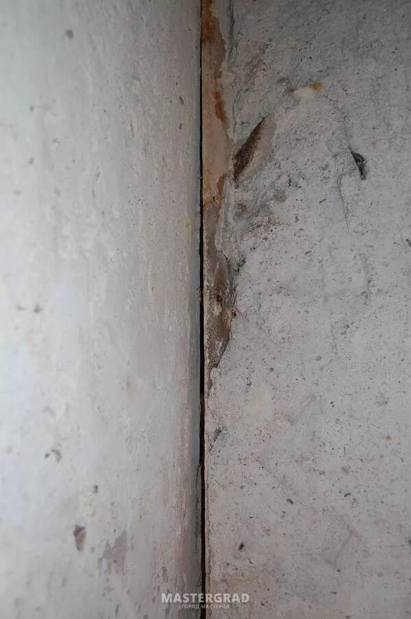 Трещины в панельном доме. Трещины в панельном доме внутри квартиры. Межпанельные швы ii-49. Микротрещины в панельном доме. Штукатурка стен в панельном доме.