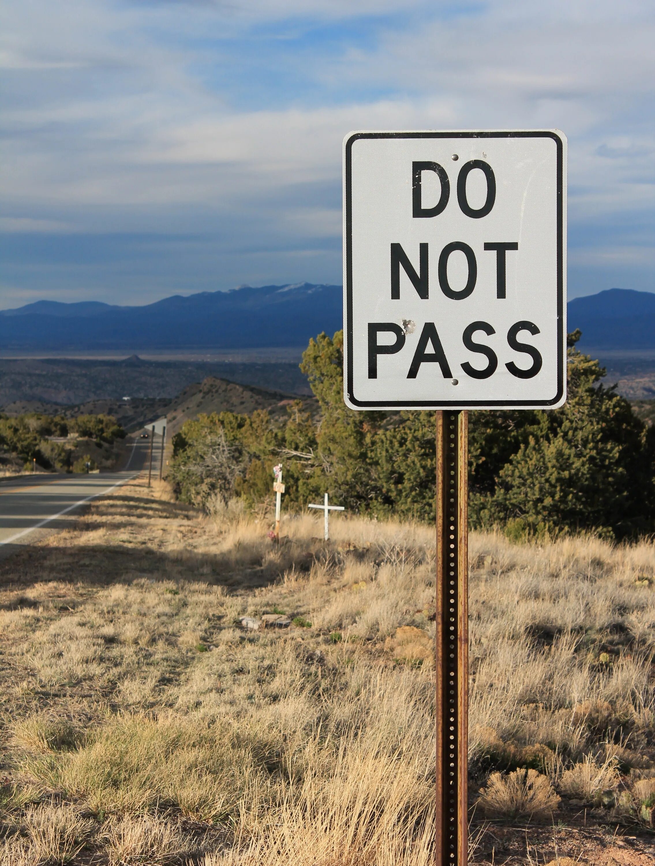 Does not pass. Знак do not pass. do not pass дорожный знак. new mexico знак. дорожные знаки в горах.
