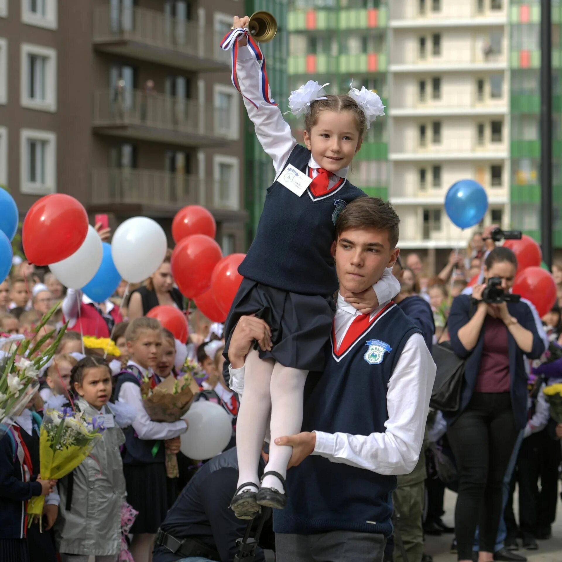 СОШ 1 Мурино. Школьники на линейке. Школьники 1 сентября. Линейка в школе. День знаний в россии