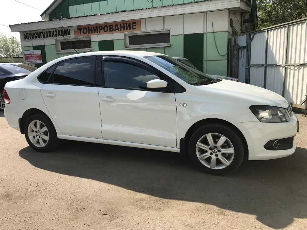 Тонировка поло. Фольксваген поло 2010 бежевая тонирована. VW Polo sedan тонировка в круг 50%. Поло седан 35 тонировка в круг. Фольксваген поло 2020 белый тонированный.