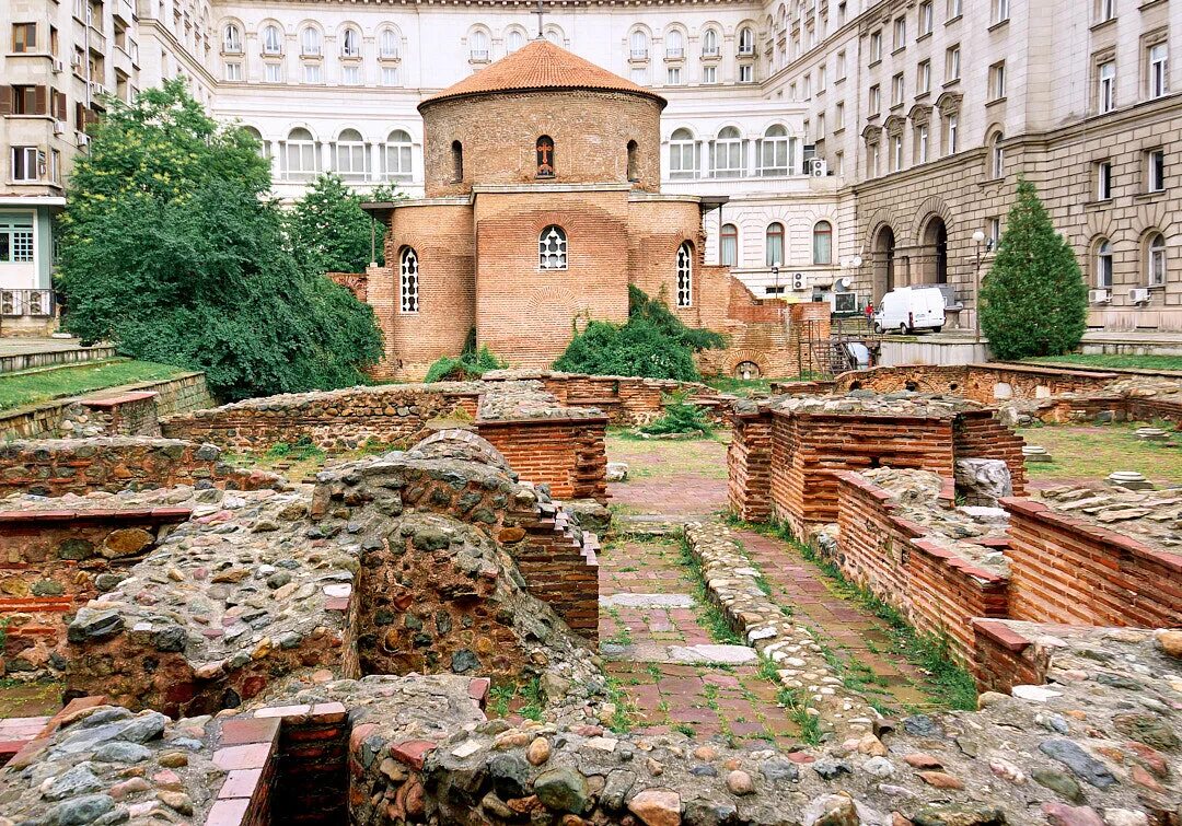 Монастырь франциска ассизского москва. Церковь святого георгия в болгарии. Святая земля иерусалим. Ассизи город в италии. Святой город.