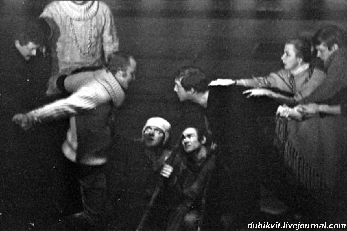 Театр высоцкого спектакли. Высоцкий в театре на Таганке Гамлет. Гамлет театр на Таганке 1971.
