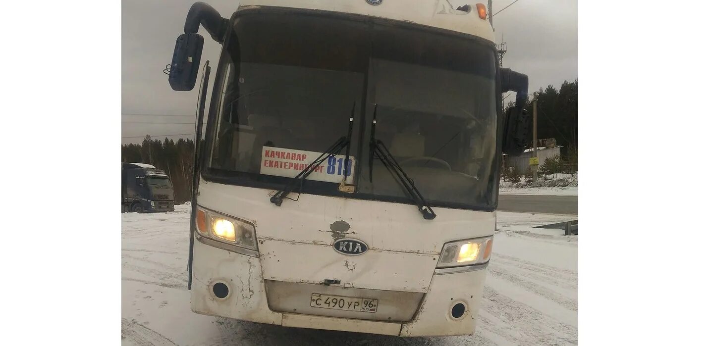 Пермь качканар автобус. Автобус нижняя тура Екатеринбург. Автобус Качканар Екатеринбург. Перекошенный автобус. Автобус Качканар нижняя тура.