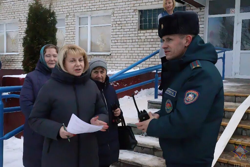 Специалисты мчс. Новости логойска. Начальник награждает. Новости логойска. Новости логойска.
