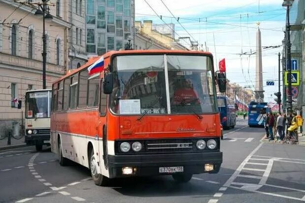 Автобус медленно едет. Медленный автобус.