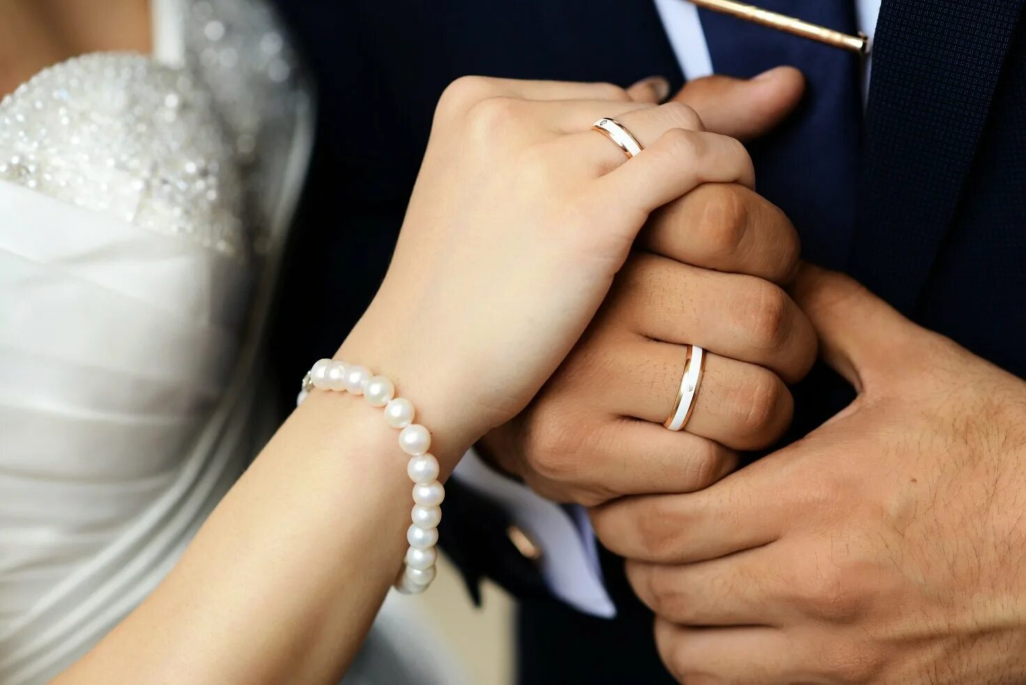 На какой руке носят кольцо брака. Свадебные кольца. Обручальные кольца на руках. Свадебные кольца на пальцах. Кольцо на руке.