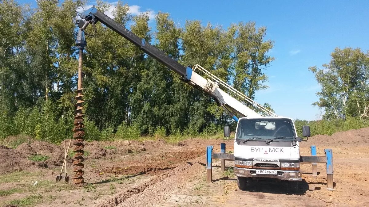Ямобур камаз 4326. Ямобур митсубиси кантер. Бурильно-крановая машина бкм-1501. Бкм 4х4 камаз. Бурилка для столбов аренда.