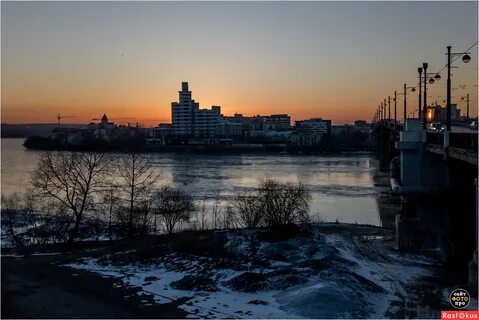 Город еще не проснулся на темных улицах
