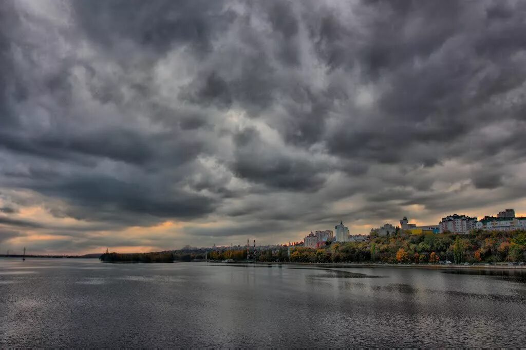 Пасмурное небо. Серое небо. Пасмурное небо в городе. Город пасмурно. Пасмурная 21