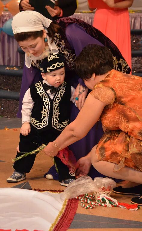 Тусау кесу традиция. Перерезание пут у ребенка. Как перерезать путы ребенку. Обрезать путы. Обрезать путы.