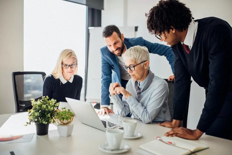 Молодой и старый работник. Office upset carton. Младшему научному сотруднику для дошкольников. Красивые фото двух бизнесменов. Молодой и пожилой работник.