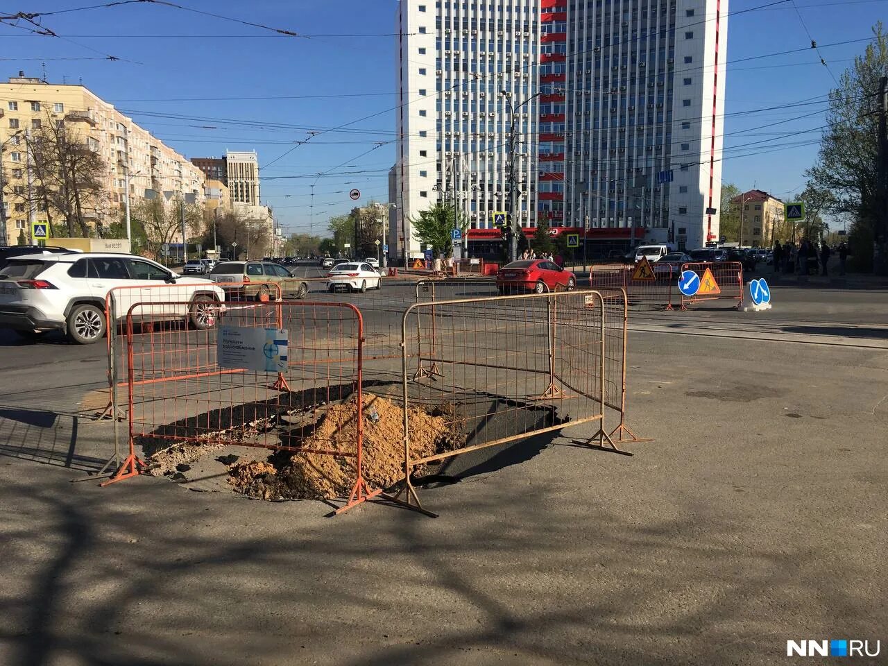 Ленинский чкаловская. Под землей. Страшный провал асфальта. Ямы на дорогах. Большая яма.