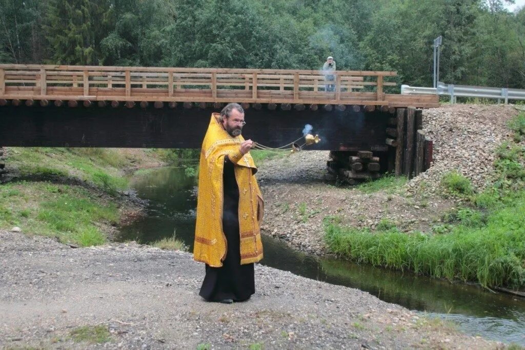 Мокрый спас. Спас на воде мокрый спас. на медовый спас окунанием в родник фото.