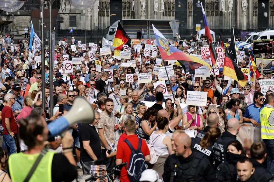 Германия против украины. Протесты в Германии 2022. Демонстрации в Европе. Демонстрации в Германии. Демонстрация в Германии в поддержку России.