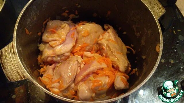 Курица тушеная в луке в кастрюле. Куриные бедра тушеные. курица в казане тушеная. тушеные куриные бедрышки с морковью. куриные бедра в казане.
