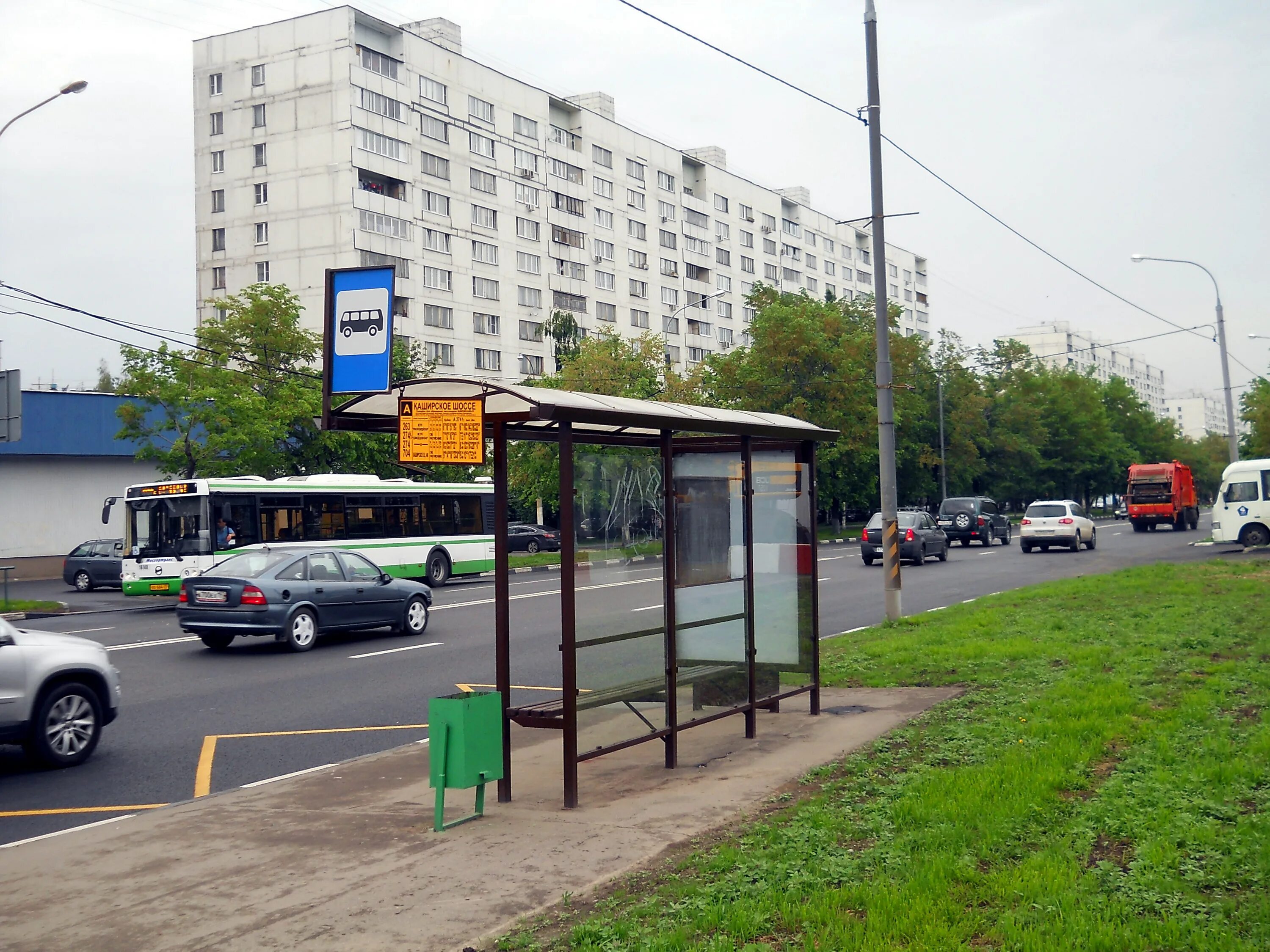 Остановка общественного транспорта в городе. Автобусная остановка «улица Адмирала Лазарева, 64». Автобусная остановка «метро улица Горчакова». Автобусны остановки Каширское шоссе. Остановка Каширское шоссе Домодедовская.