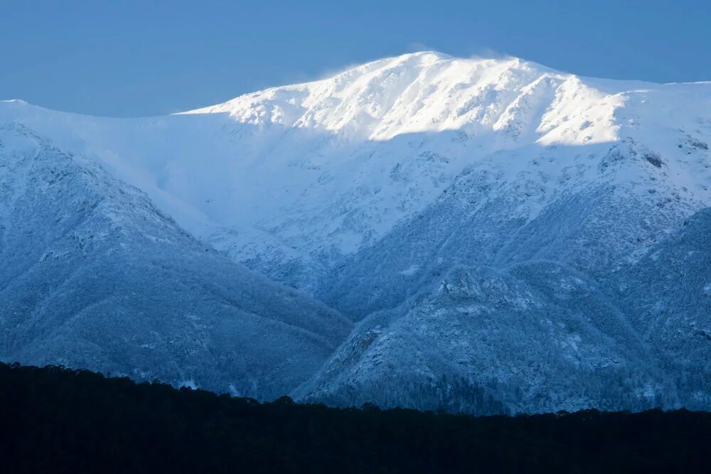Альпы в австралии. Альпы в австралии. Австралийские альпы косцюшко. Заснеженные горы: гора косцюшко. Гора косцюшко в австралии.