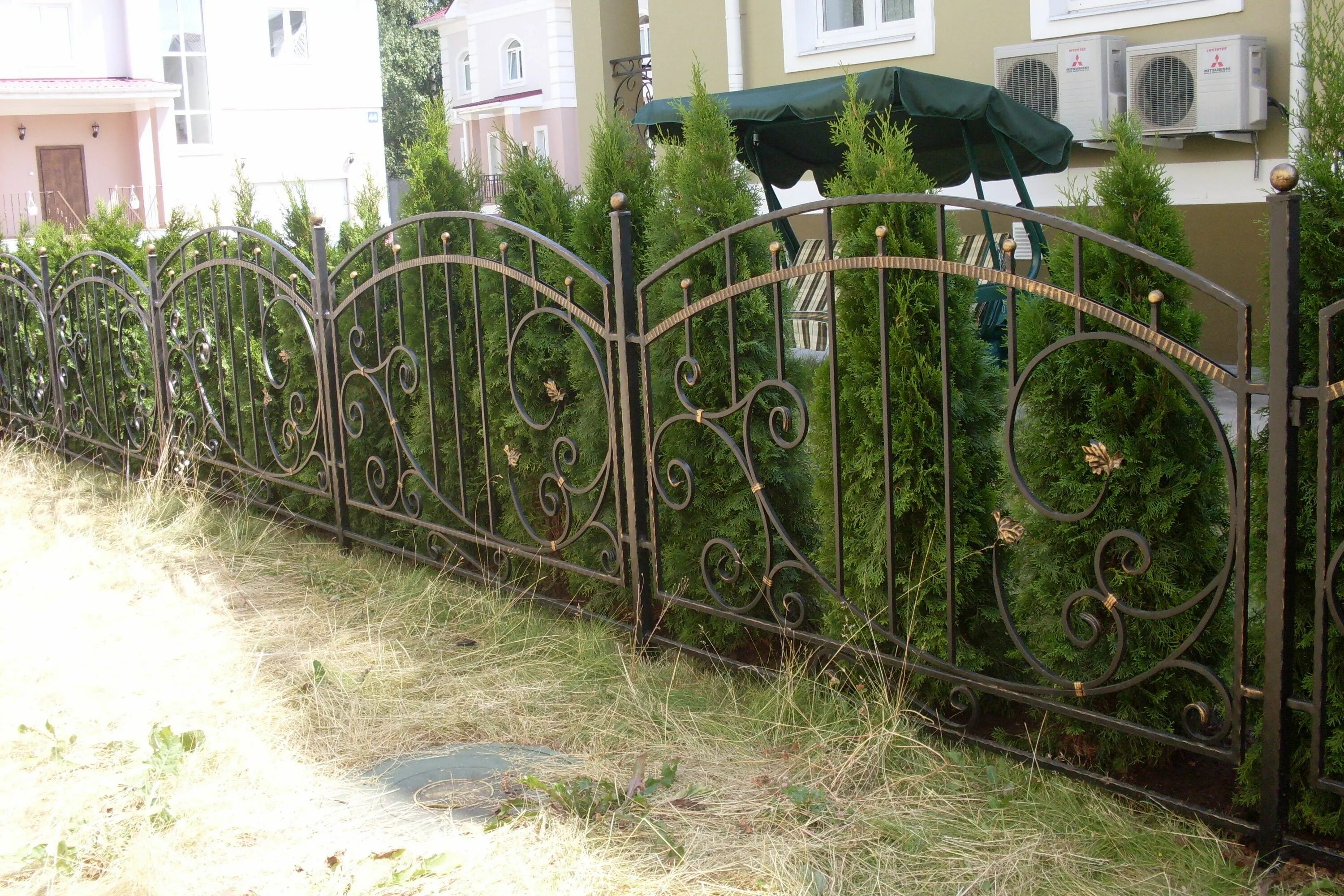 Кованые палисадники. Ограждение для палисадника. Красивые кованые заборы. Ограждение для палисадника. Кованый палисадник.