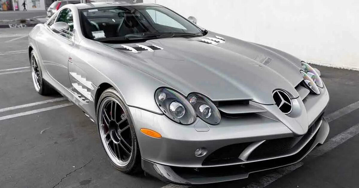 Мерседес акула сбоку. Mercedes-benz slr mclaren. Мерседес слр макларен. Slr mclaren сиденья. Mercedes mclaren black wheels.