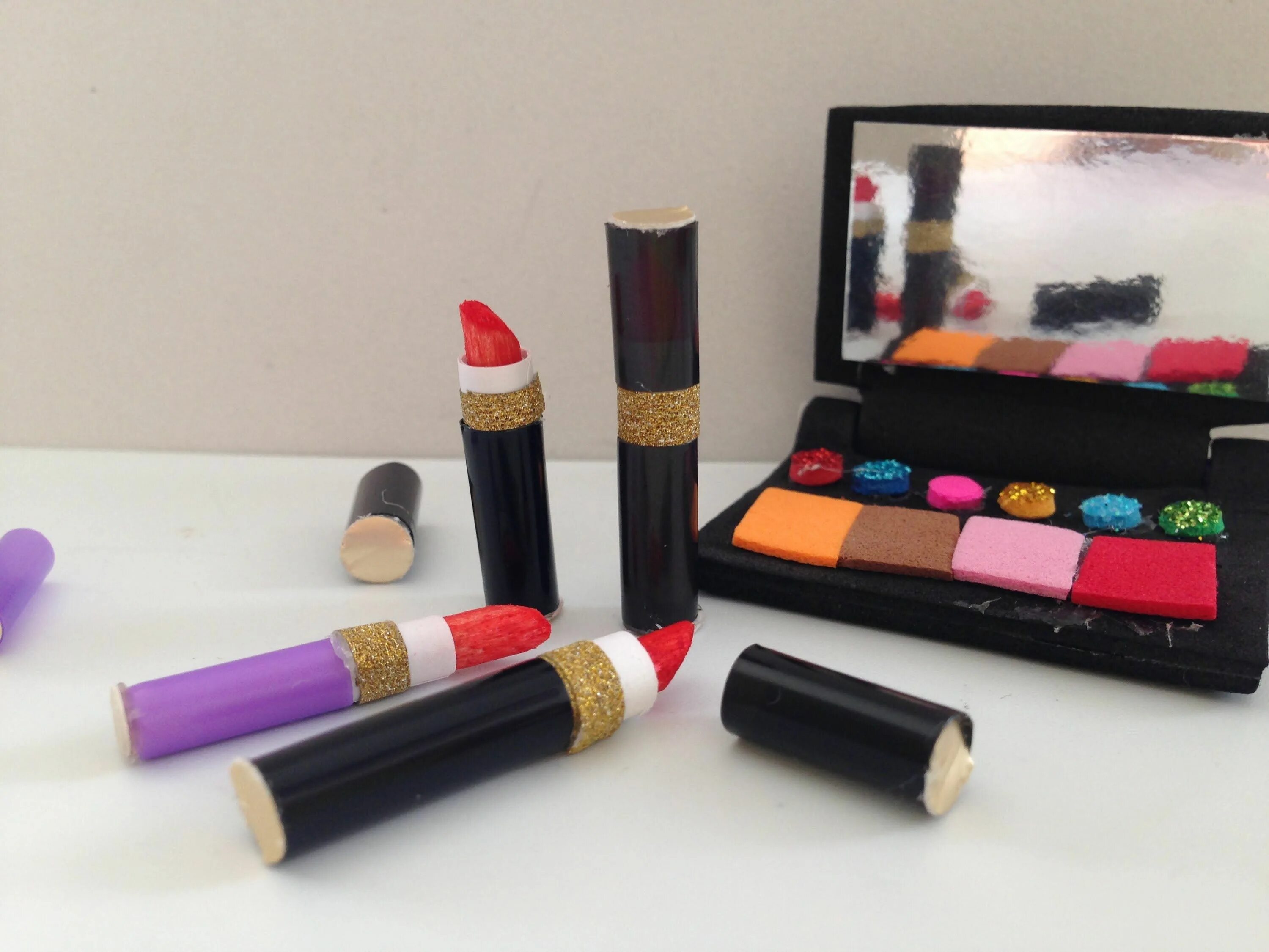 Губная помада из бумаги. Бумажные помады красивые. Карточка помада на бумаге. Как сделать бумажную помаду. Бумажная помада.