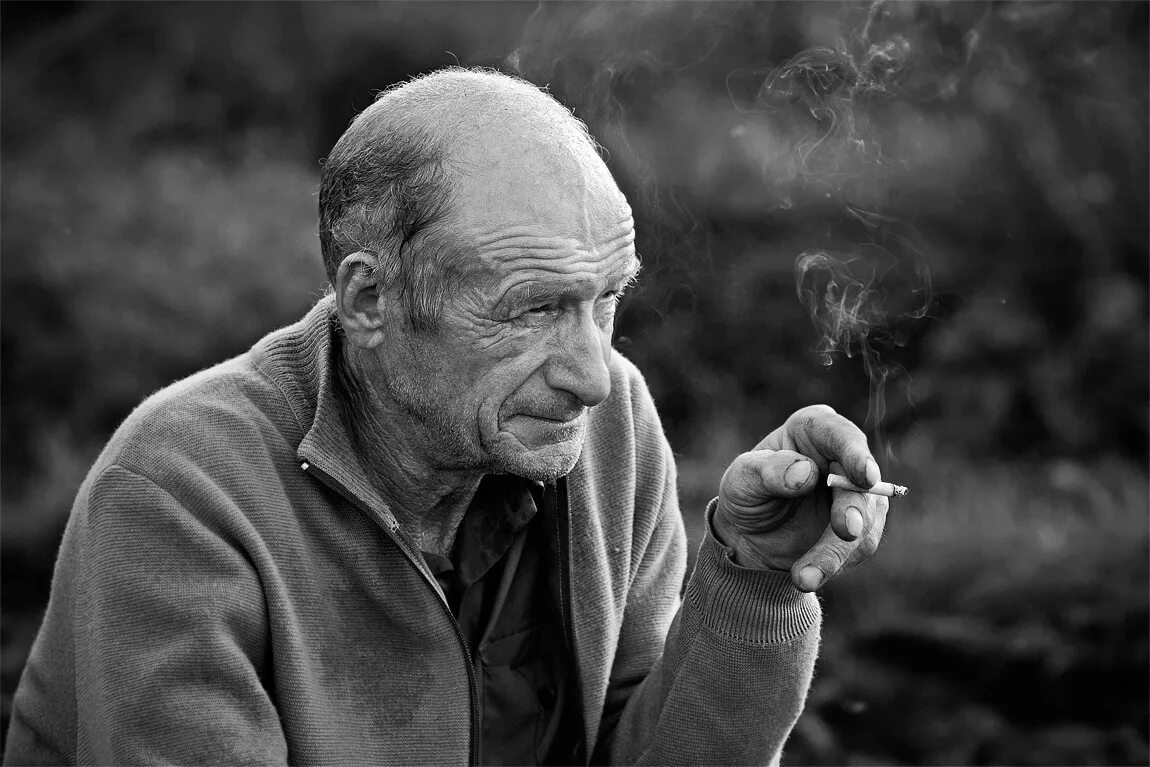 Дед. Задумчивый старик. Старик с сигаретой. Старик думает. Старый дед хочет
