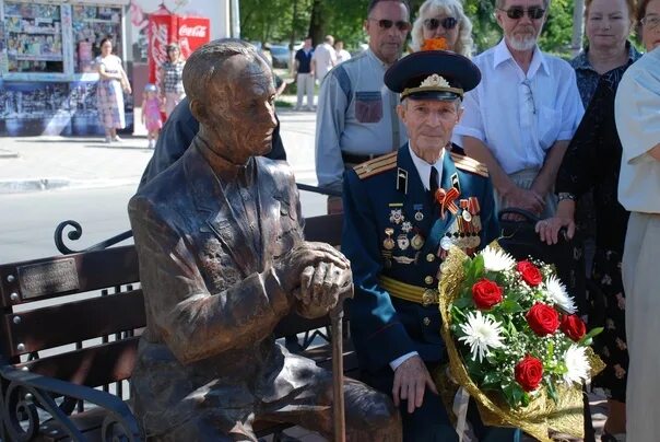 Памятник ветерану. Памятник ветерану вов в калуге. Памятник ветерану калуга. Памятник в парке победы тамбов. Калуга улица кирова памятники.